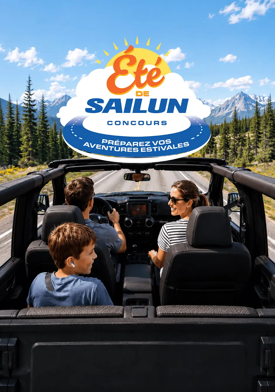 Une famille roule à bord d’un VUS décapotable sur une route de montagne pittoresque bordée de pins, avec un lac et des sommets enneigés en arrière-plan. Un grand visuel intitulé « Concours Summer of Sailun » est superposé au centre, avec au-dessus le texte « Participez pour courir la chance de gagner » et, en dessous, le slogan « Donnez un coup de pouce à vos aventures estivales ».